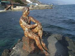 Скульптура в море у Фороса