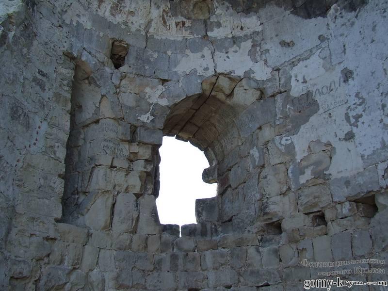 Окно в башне Сюйренской крепости