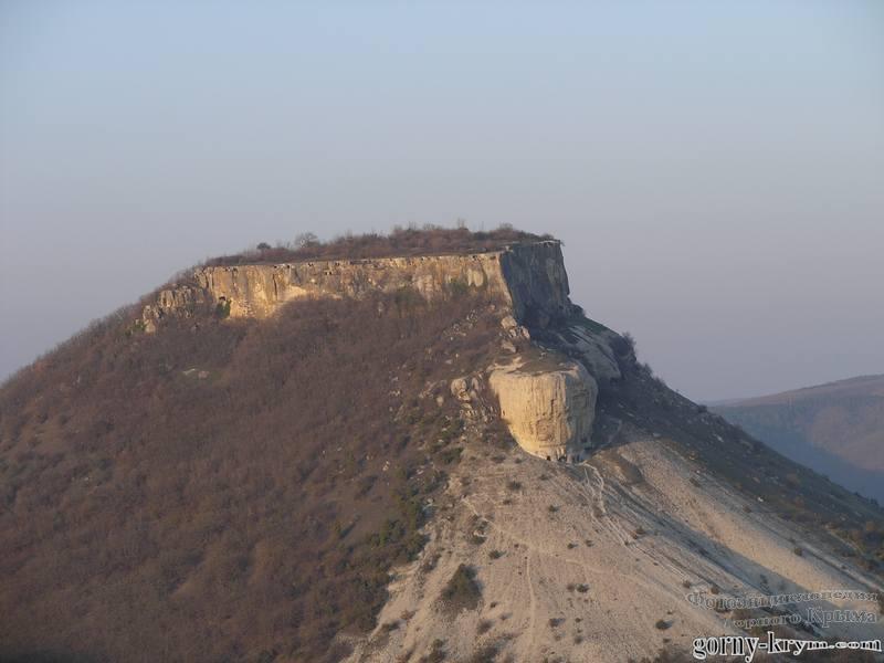 Вид на пещерный город Тепе-Кермен с Кыз-Кермена