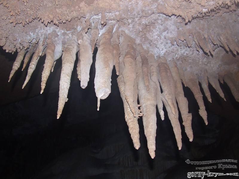 Сталактиты в  пещере Вялова