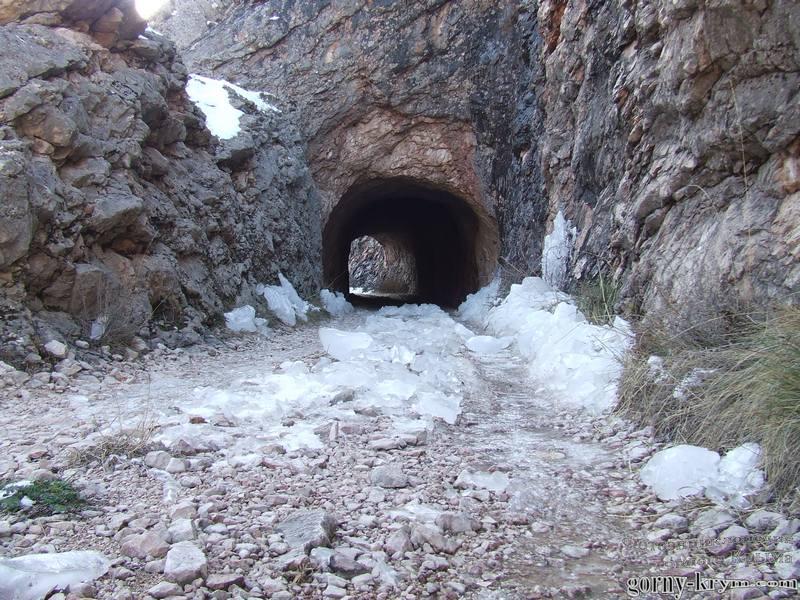 Туннель на дороге к Аянскому источнику