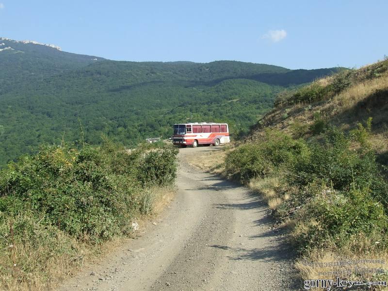 Автобус Икарус в горах у села Генеральское