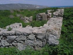 Развалины монастыря 14в. у поселка Орджоникидзе