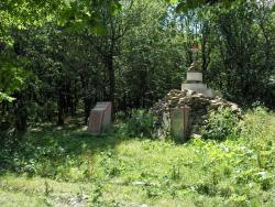 Памятник партизанам на перевале Верхнешеленский