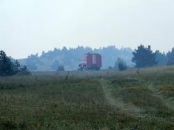 Пожарная машина на защите Ялтинской яйлы от пожара, идущего с леса