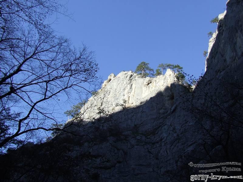 Скалы, возвышающиеся над каньоном
