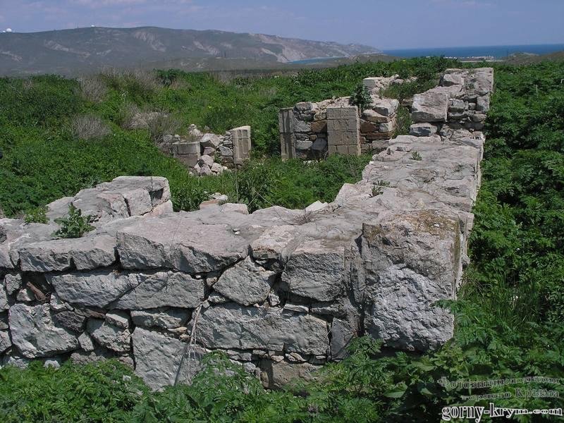 Развалины монастыря 14в. у поселка Орджоникидзе