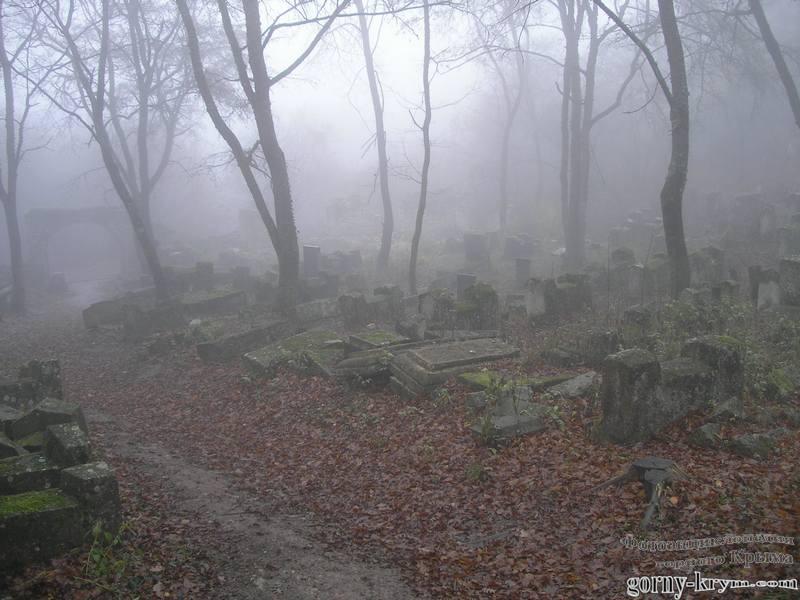 Караимское кладбище в тумане
