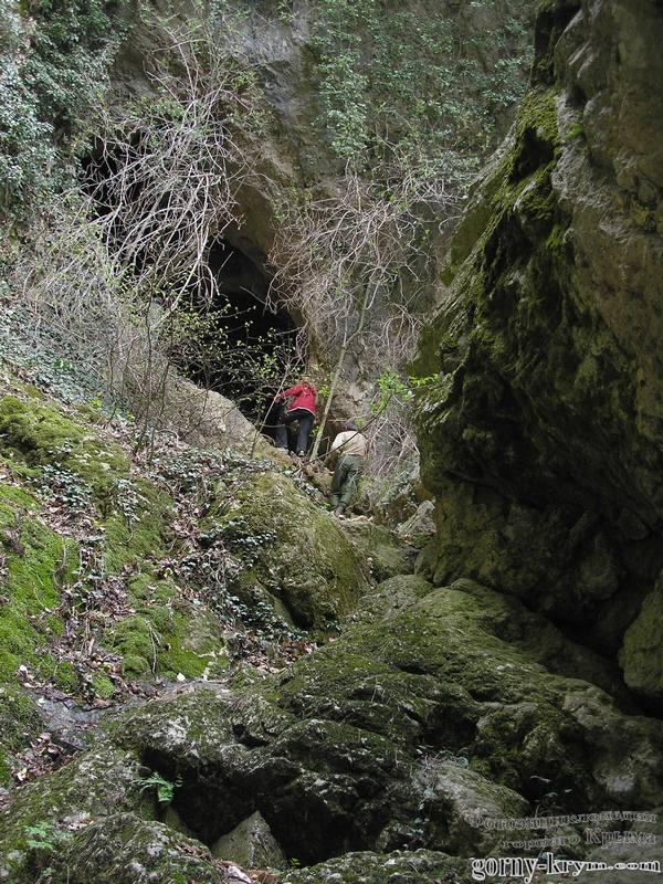 Вход в пещеру, где располагалось Таврское святилище
