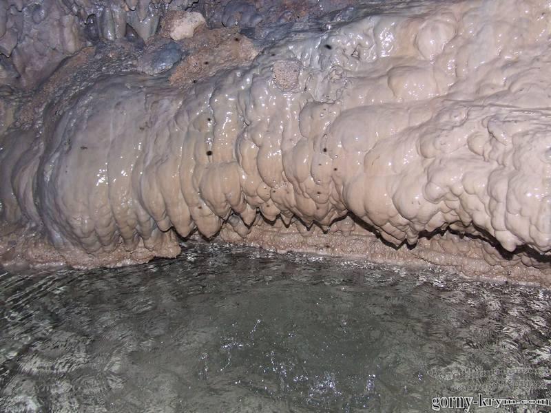 Ванночка с водой в пещере Партизанской