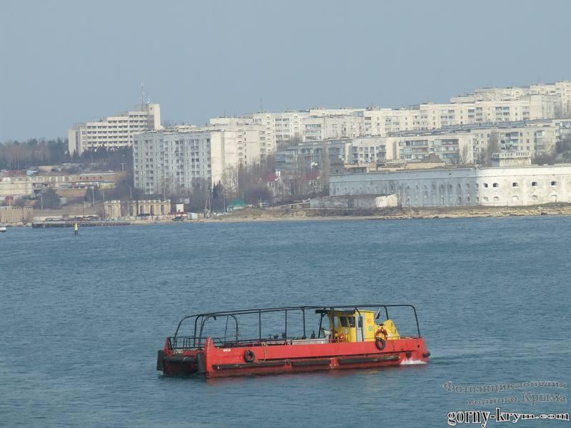 Судно в Севастопольской бухте