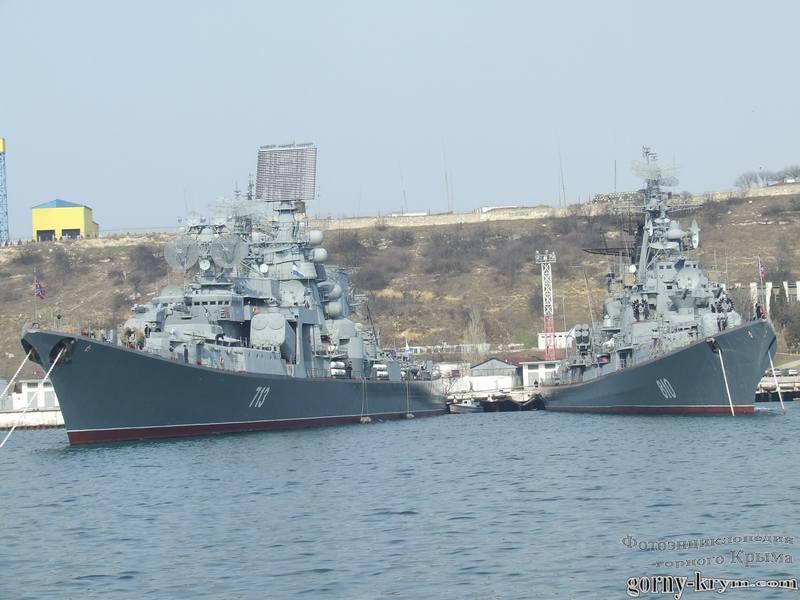 Военные катера в Севастопольской бухте