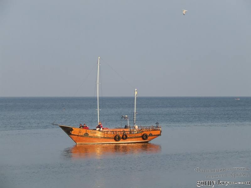 Яхта в Коктебельском заливе