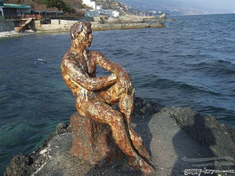 Скульптура в море у Фороса